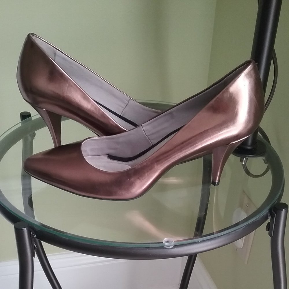 DKNYC Juli Chocolate Pump Sz.9